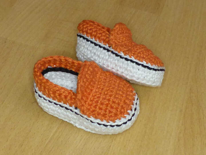 Häkelanleitung für niedliche Puppen-Slipper in 2 Größen