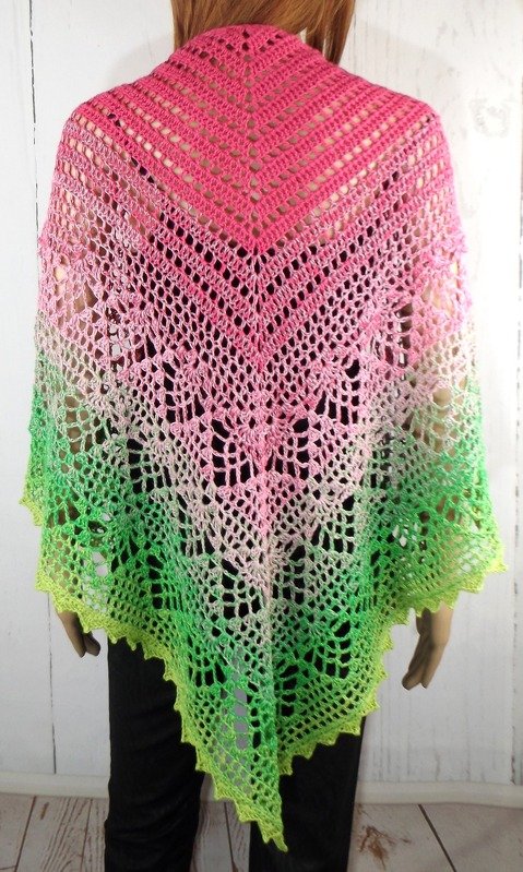 Rückenansicht eines gehäkelten Dreieckstuchs mit Verlaufsgarn von Rosa zu Grün, Loch- und Blattmuster sowie gezackter Kante