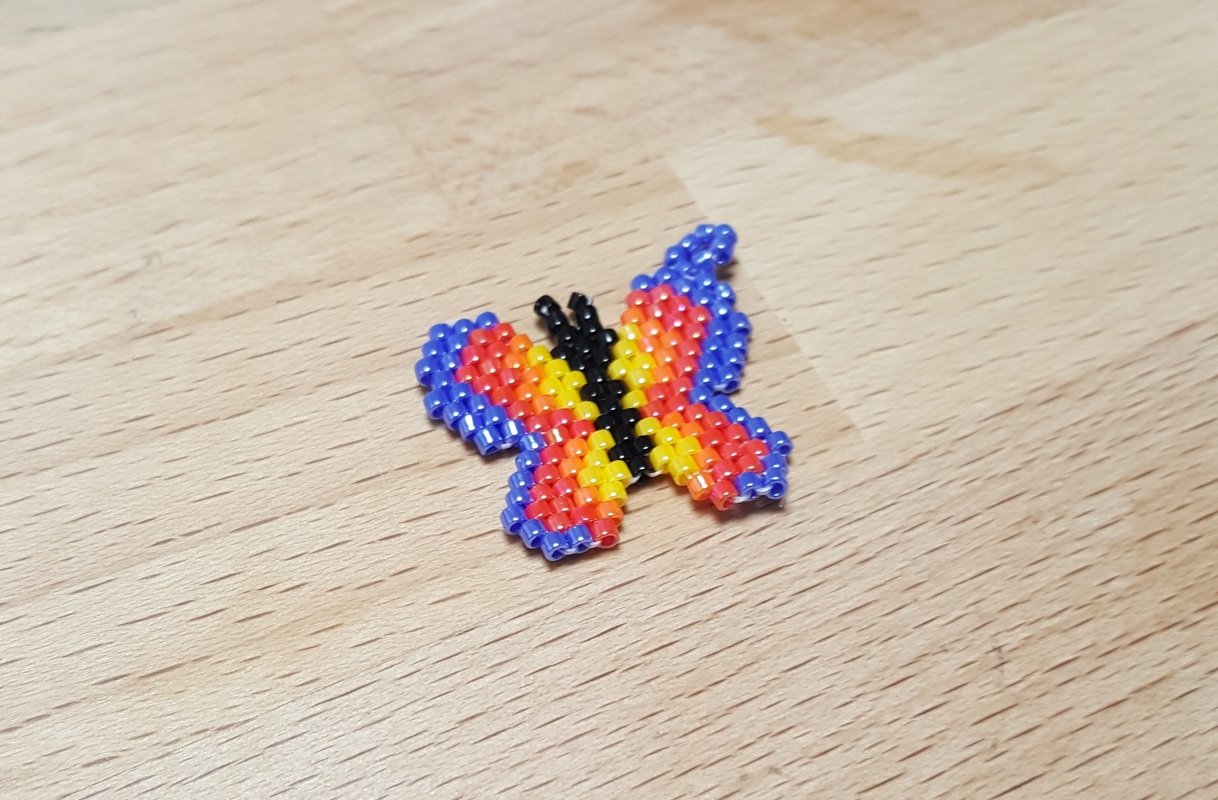 kleiner bunter Schmetterling / Anhänger / Ohrring aus Perlen