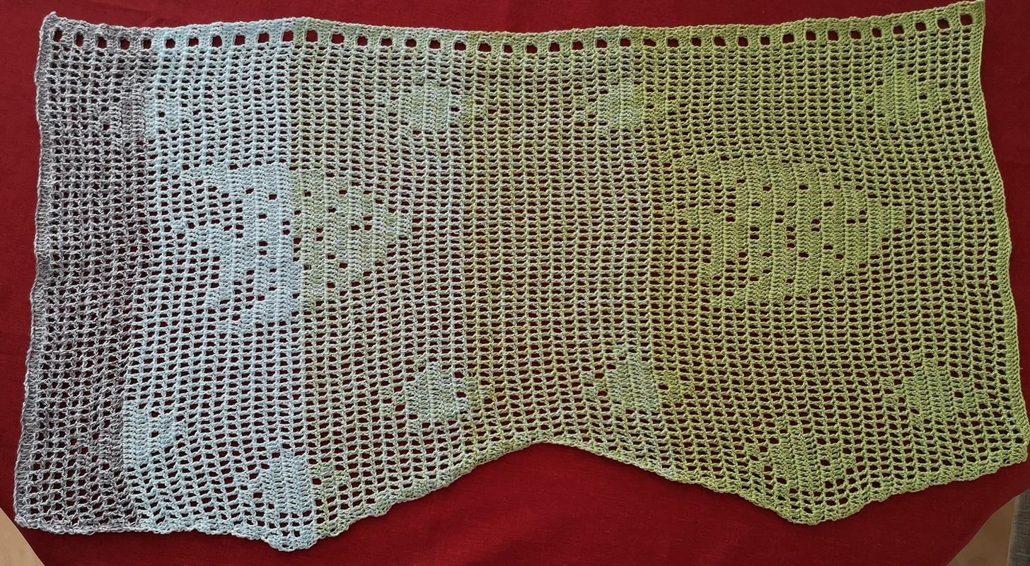 Mintgrünes Filet
Häkelpanel mit Fisch
und Kreis
Motiven sowie gezacktem Rand