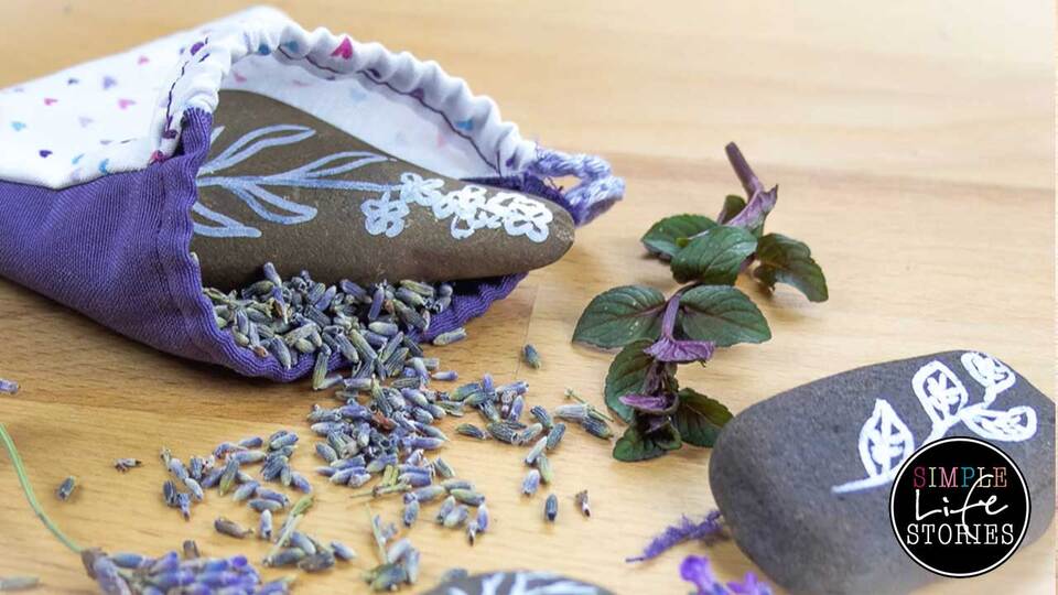 Dufttäschchen mit selbst bemaltem Stein für dein Kräuterbeet