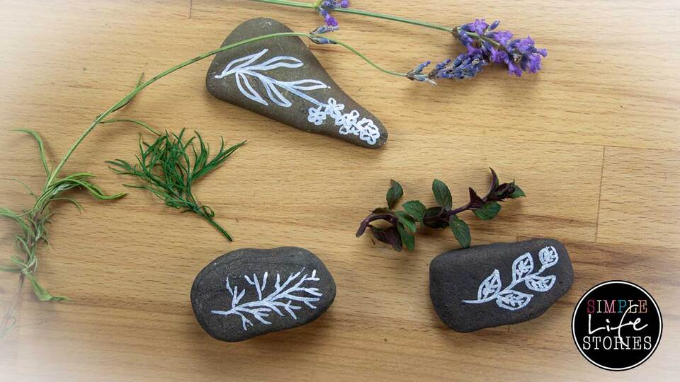 Dufttäschchen mit selbst bemaltem Stein für dein Kräuterbeet