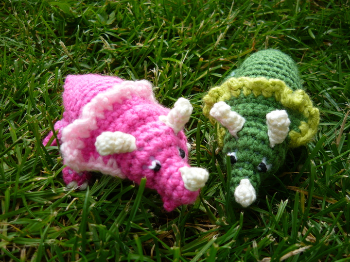 Häkelanleitung Triceratops Schlüsselanhänger