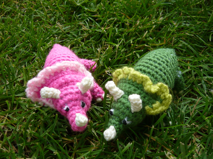 Häkelanleitung Triceratops Schlüsselanhänger