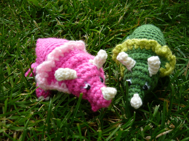 Häkelanleitung Triceratops Schlüsselanhänger