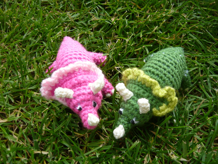 Häkelanleitung Triceratops Schlüsselanhänger