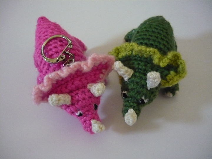 Häkelanleitung Triceratops Schlüsselanhänger