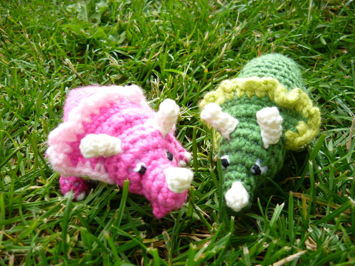 Häkelanleitung Triceratops Schlüsselanhänger