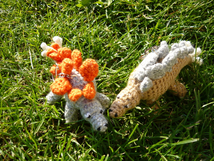 Häkelanleitung Stegosaurus Schlüsselanhänger