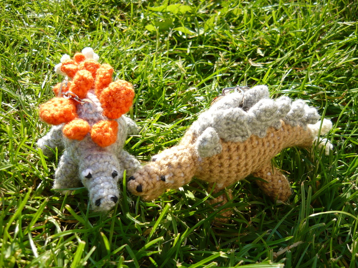 Häkelanleitung Stegosaurus Schlüsselanhänger