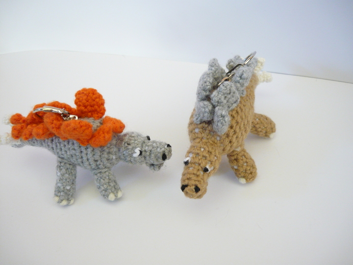 Häkelanleitung Stegosaurus Schlüsselanhänger