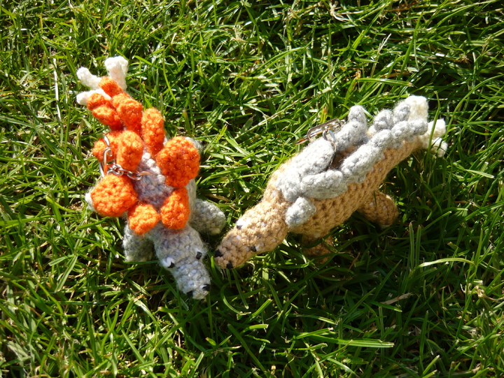 Häkelanleitung Stegosaurus Schlüsselanhänger