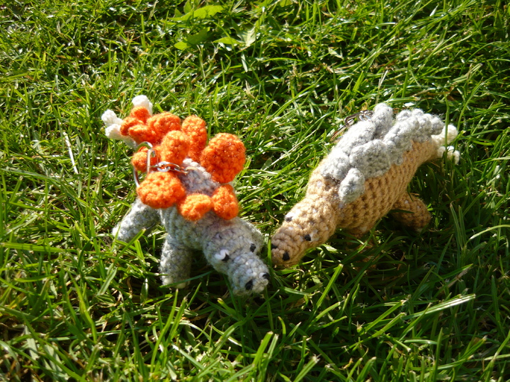 Häkelanleitung Stegosaurus Schlüsselanhänger