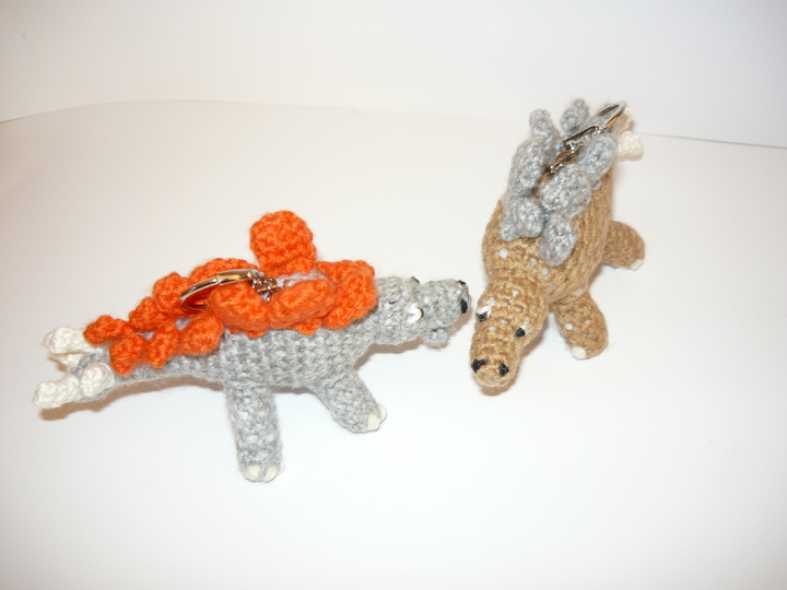 Häkelanleitung Stegosaurus Schlüsselanhänger