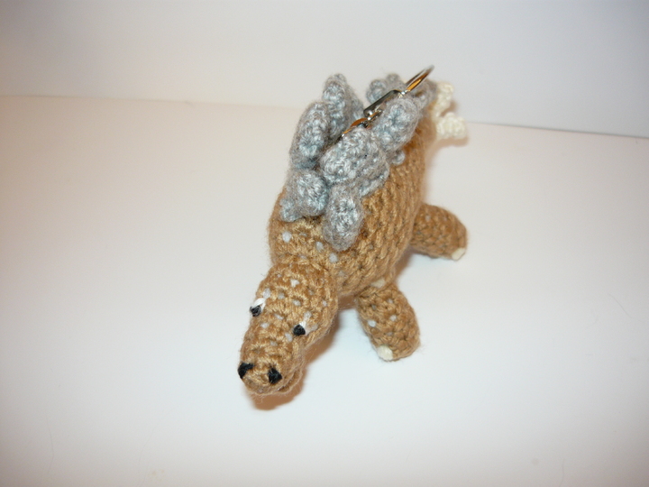 Häkelanleitung Stegosaurus Schlüsselanhänger