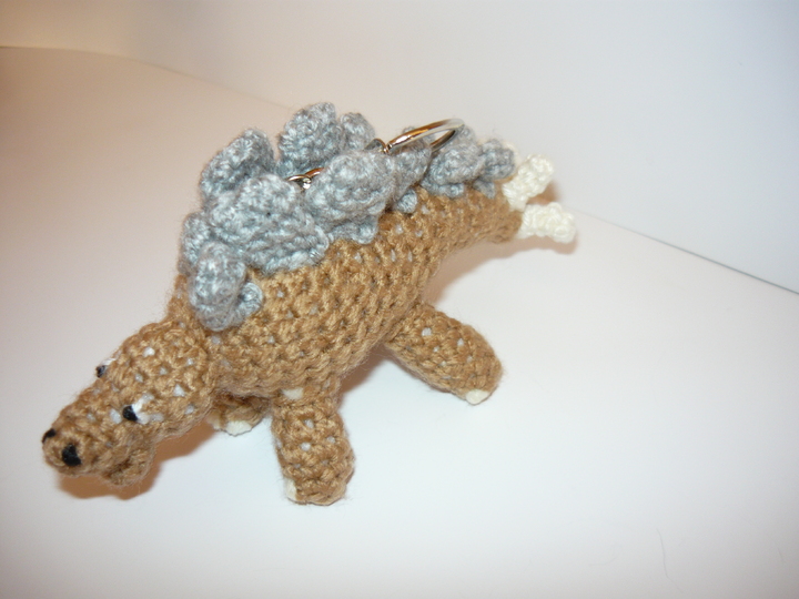 Häkelanleitung Stegosaurus Schlüsselanhänger