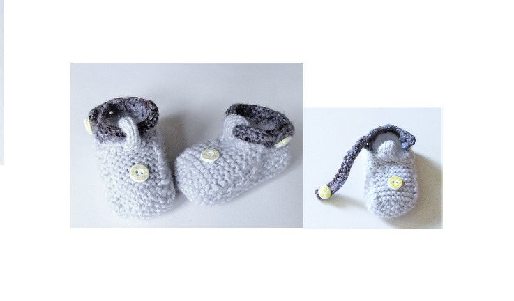 Gestricktes hellgraues Babyschuh-Paar mit dunklem Bündchen und hellgelbem Knopf, daneben ein einzelner Schuh