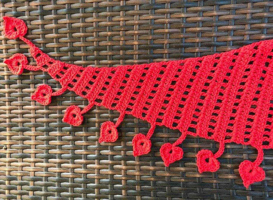 Rotes gehäkeltes Dreieckstuch mit Ajourmuster und gehäkelter Herzborte