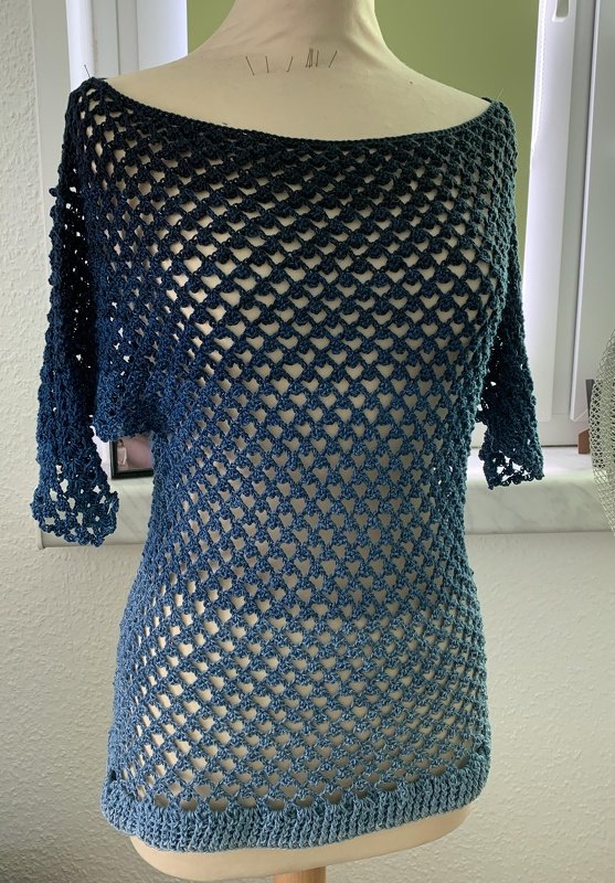Gehäkelte Damen-Tunika in Ombré-Blau mit Ajourmuster, Bootausschnitt und halblangen Ärmeln