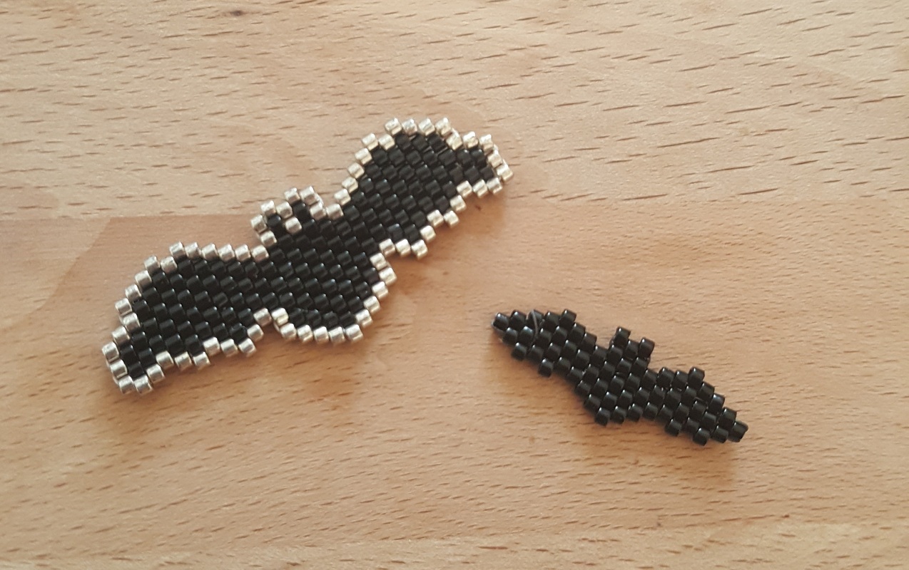 kleine schwarze Fledermäuse / Perlenanhänger / Ohrring