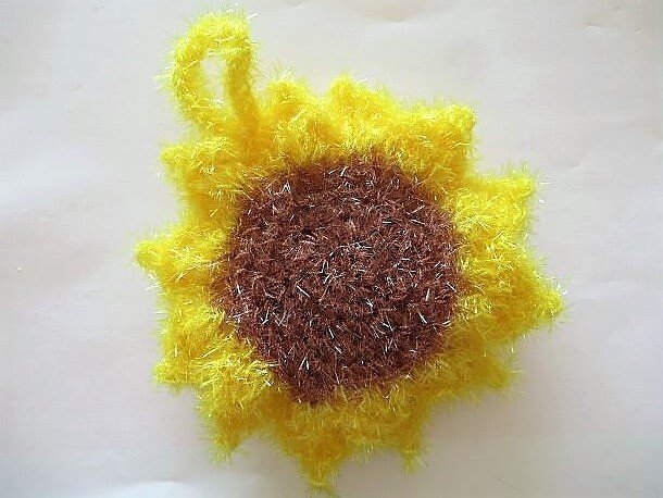 DIY-Häkel-Sonnenblume aus gelbem Flauschgarn mit braunem Zentrum und Aufhängeschlinge