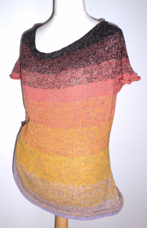 Gestrickte kurzärmelige Damen-Tunika mit horizontalem Farbverlauf auf Schaufensterpuppe