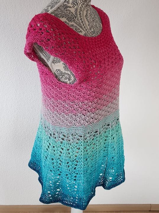 Gehäkelte Tunika mit Farbverlauf von Pink zu Türkis auf Schneiderpuppe