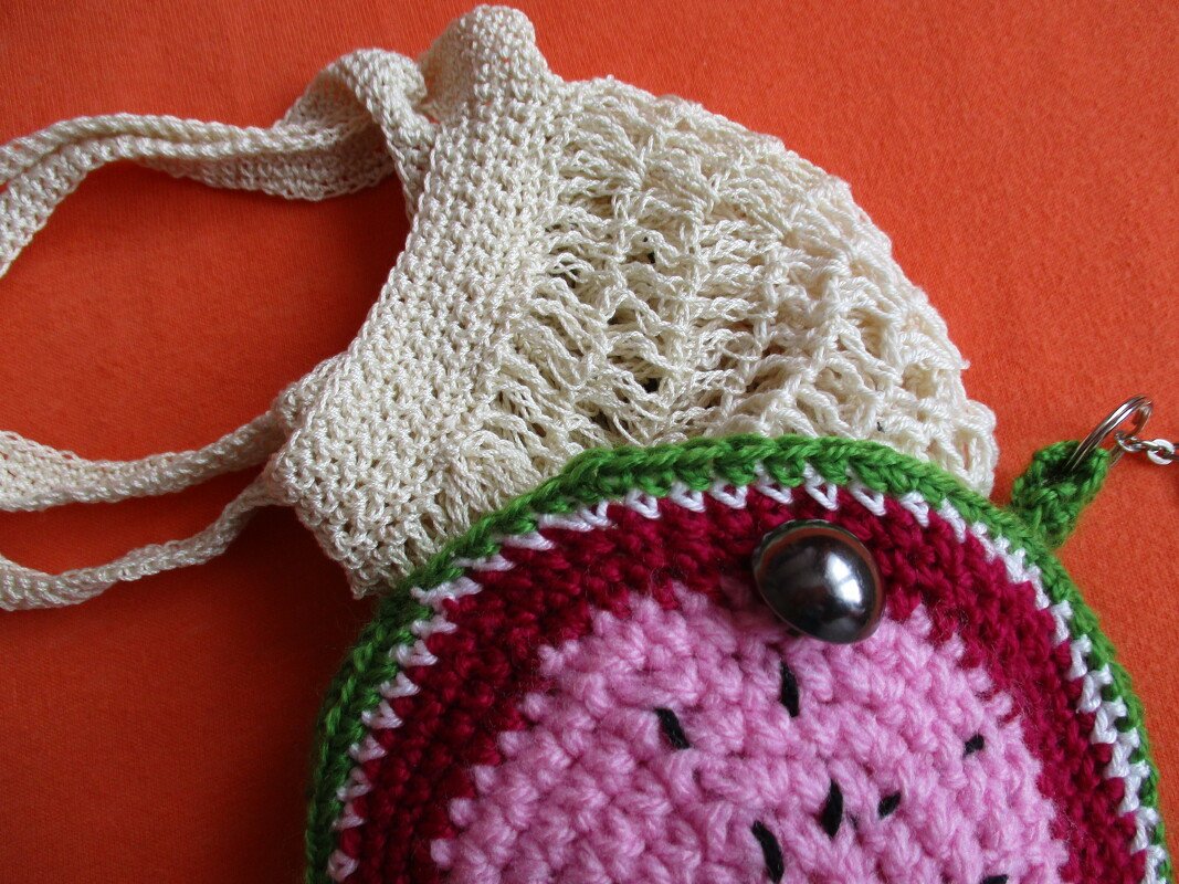 Beigefarbene gehäkelte Tasche mit rundem Wassermelonen-Münztäschchen