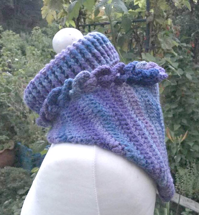 Violett-blauer gehäkelter Scoodie mit gerippter Kapuze und Rüschensaum auf Schaufensterpuppe