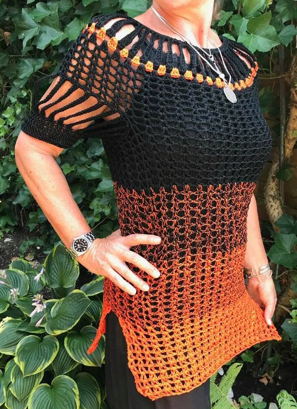 Damen-Tunika gehäkelt in Schwarz und Orange mit Ajourmuster, kurzen Ärmeln und seitlichem Schlitz