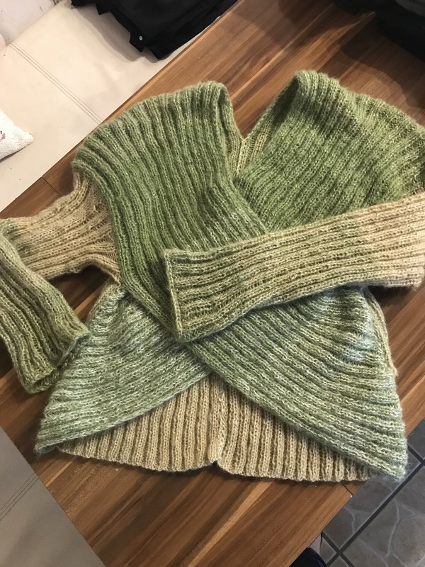 Grün-beiger gerippter Damenpullover mit überlappendem Vorderteil, liegend