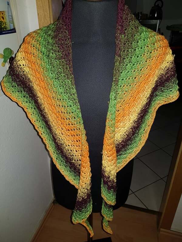 Gehäkeltes Dreieckstuch mit Grün-Orange-Braun Farbverlauf auf schwarzer Dressform