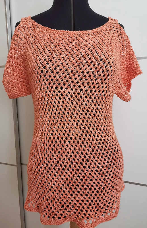 Pfirsichfarbenes Strickoberteil mit Lochmuster und kurzen Ärmeln