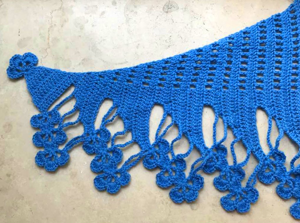 Blaue gehäkelte Spitzenkante mit Blumenfransen