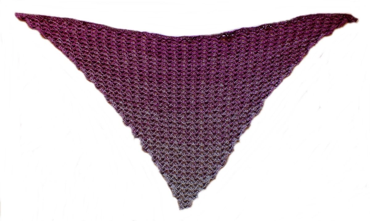 Gestricktes Dreieckstuch mit violett-grauem Farbverlauf und strukturierter Masche