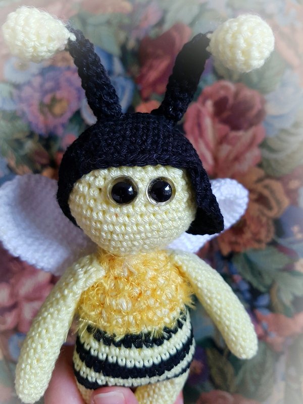 Gehäkelte Amigurumi-Biene in Gelb und Schwarz mit Bommel-Antennen
