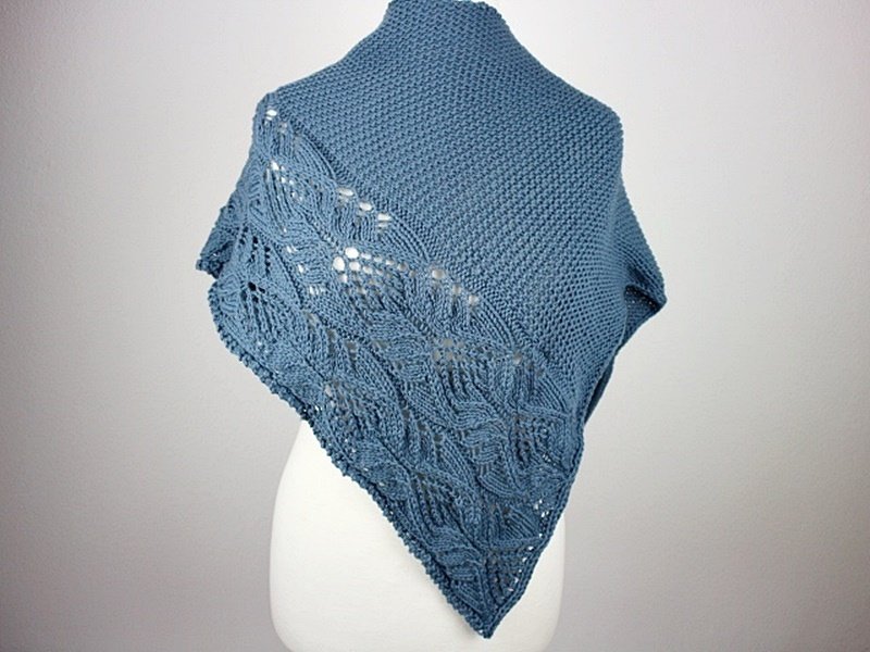 Blaues gestricktes Dreieckstuch mit Blatt-Ajourmuster auf Schneiderbüste