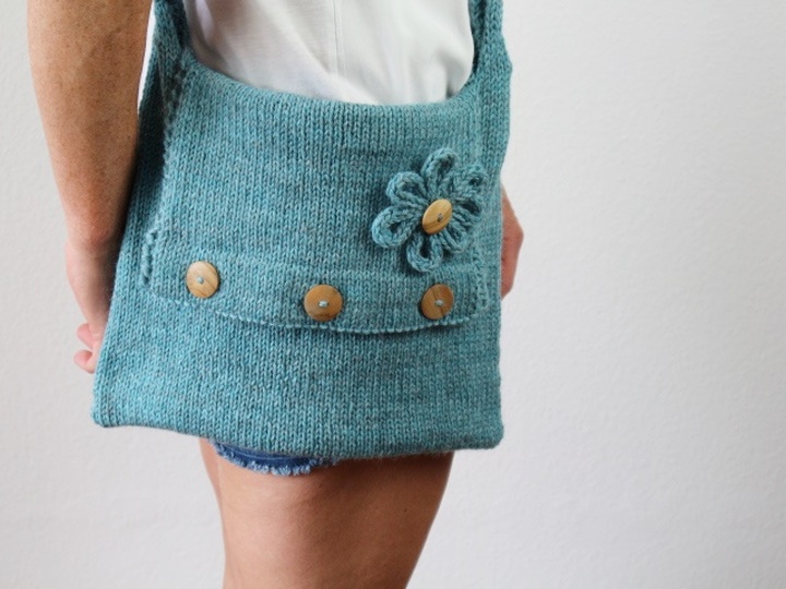 Strickanleitung Tasche ohne Nähte moderne Umhängetasche mit Klappe & Blüte