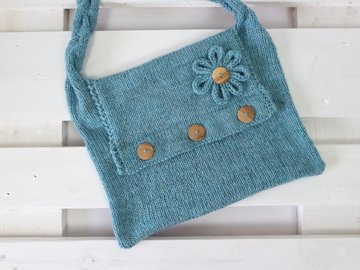 Strickanleitung Tasche ohne Nähte moderne Umhängetasche mit Klappe & Blüte