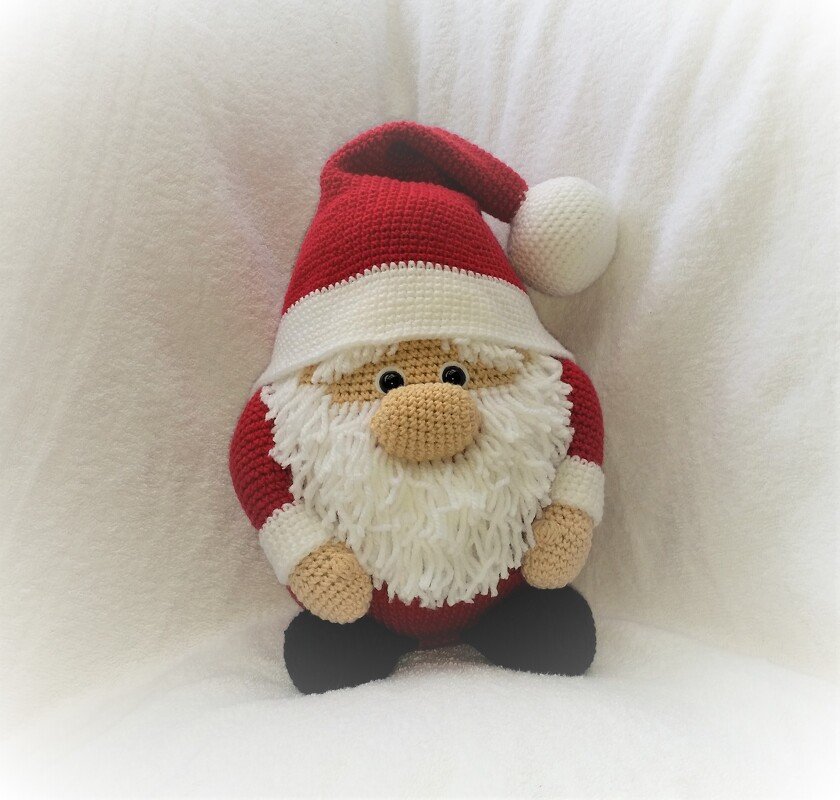 Gehäkelter sitzender Weihnachtsmann Amigurumi mit roter Mütze und weißem Bart