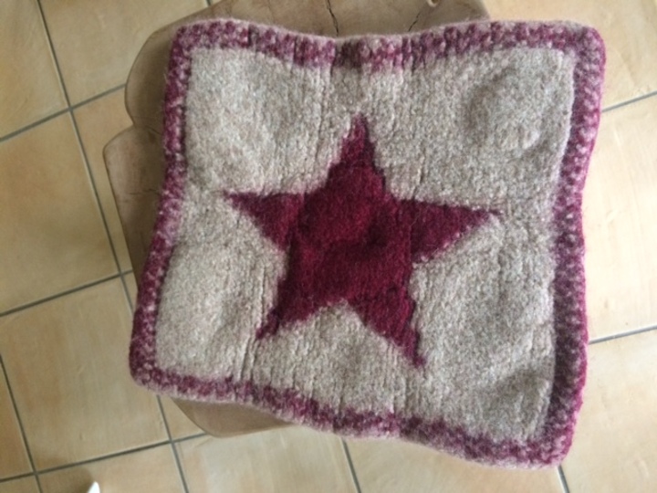 gestricktes und gefilztes Sitzkissen Stern zum Wenden - double face