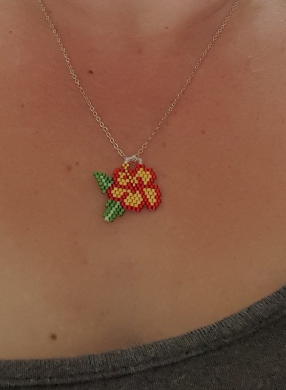 kleine Hibiskusblüte / Perlenanhänger / Charm / Ohrring