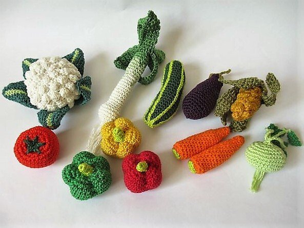 Gehäkeltes Spielzeuggemüse: Blumenkohl, Lauch, Zucchini, Aubergine, Mais, Karotten, Paprika, Tomate und Kohlrabi