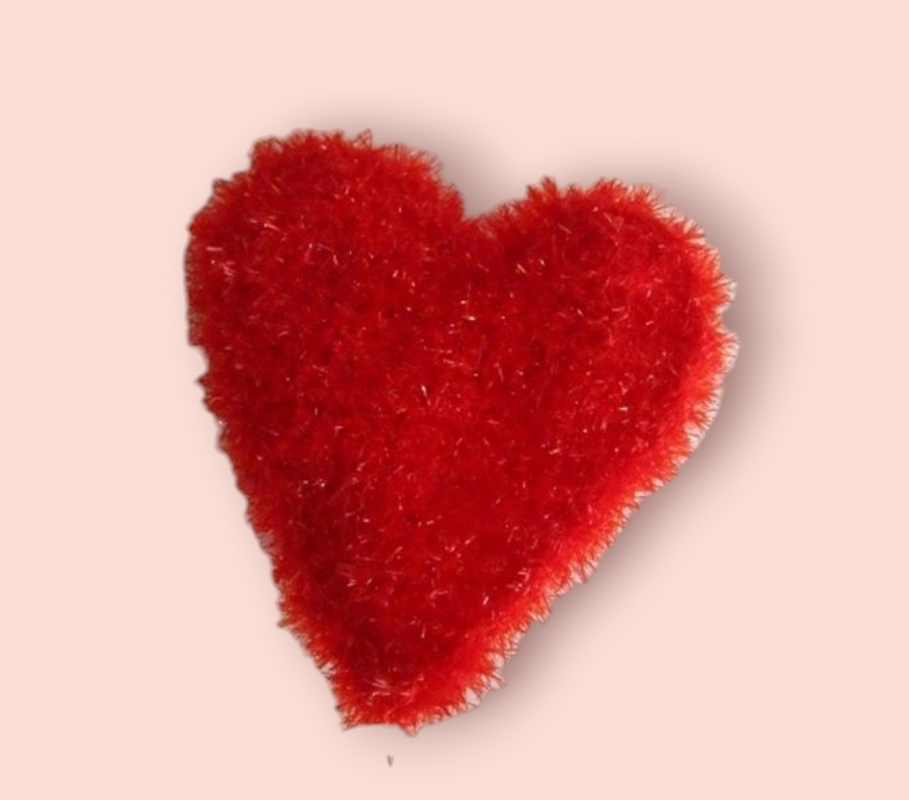 Rotes Flauschherz auf hellem Hintergrund