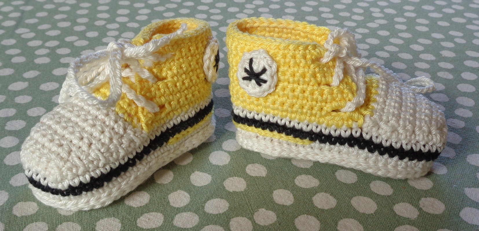 Gehäkelte Hochtop-Babyschuhe gelb-weiß, Detailansicht