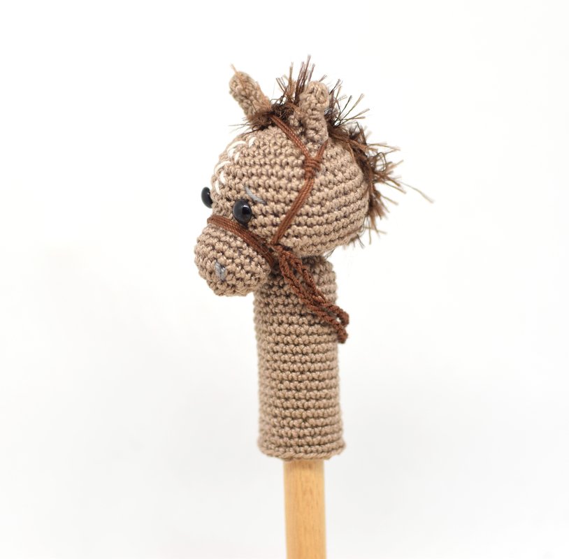 Gehäkelte Pferde-Fingerpuppe in Beige mit schwarzem Auge, Seitenansicht