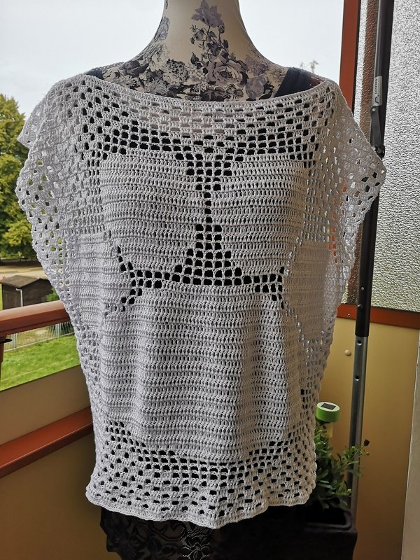 Weißes gehäkeltes Damenshirt mit großem Stern-Filetmuster auf Schaufensterpuppe