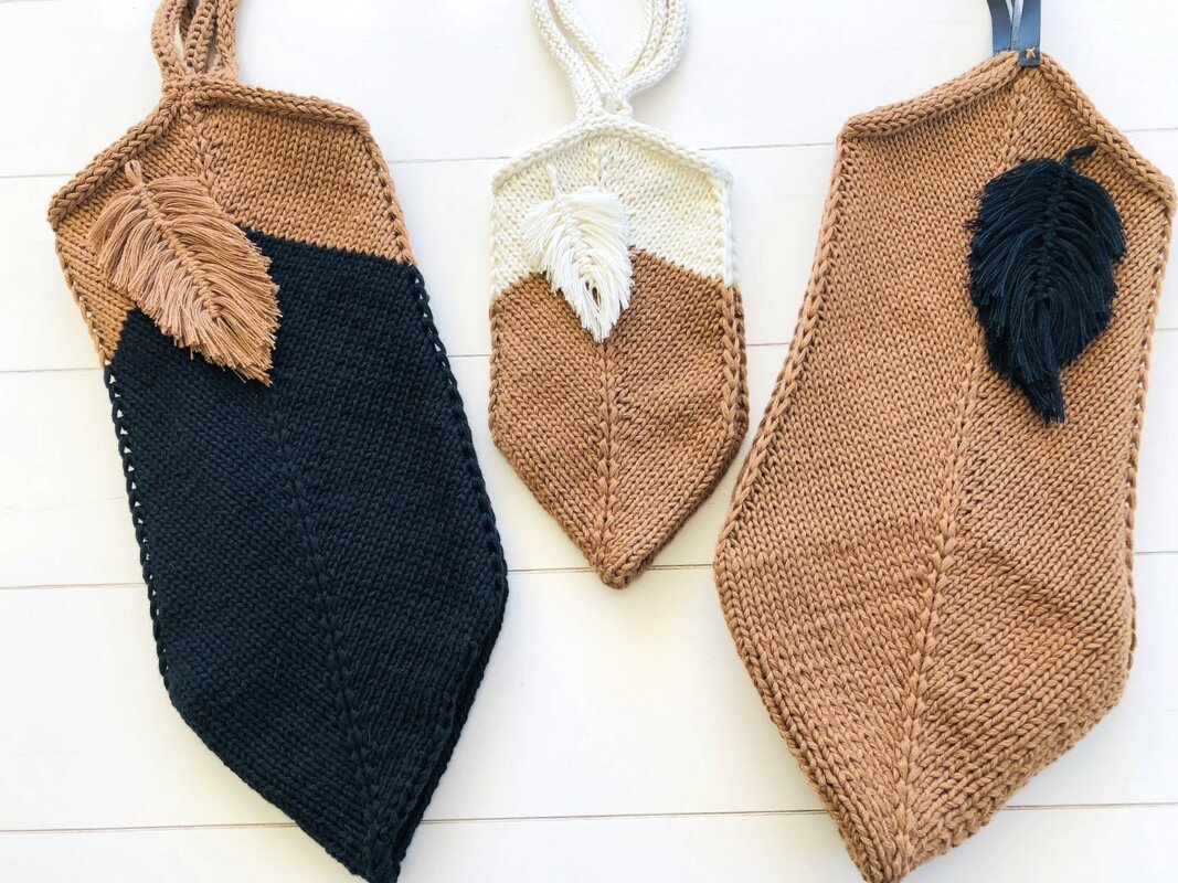 Drei gestrickte blattförmige Taschen in Beige, Schwarz und Weiß mit Fransenanhängern