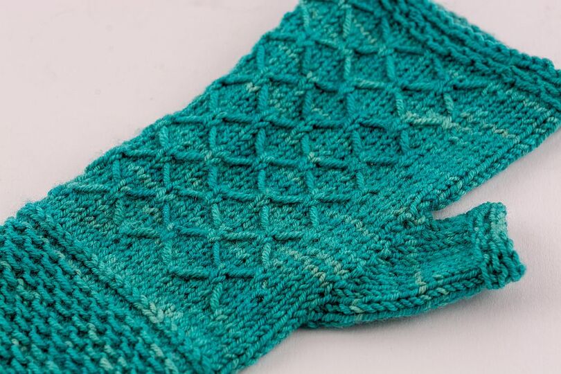 Strickanleitung Stulpen Pulswärmer mit schönem Muster Marthe Mitts