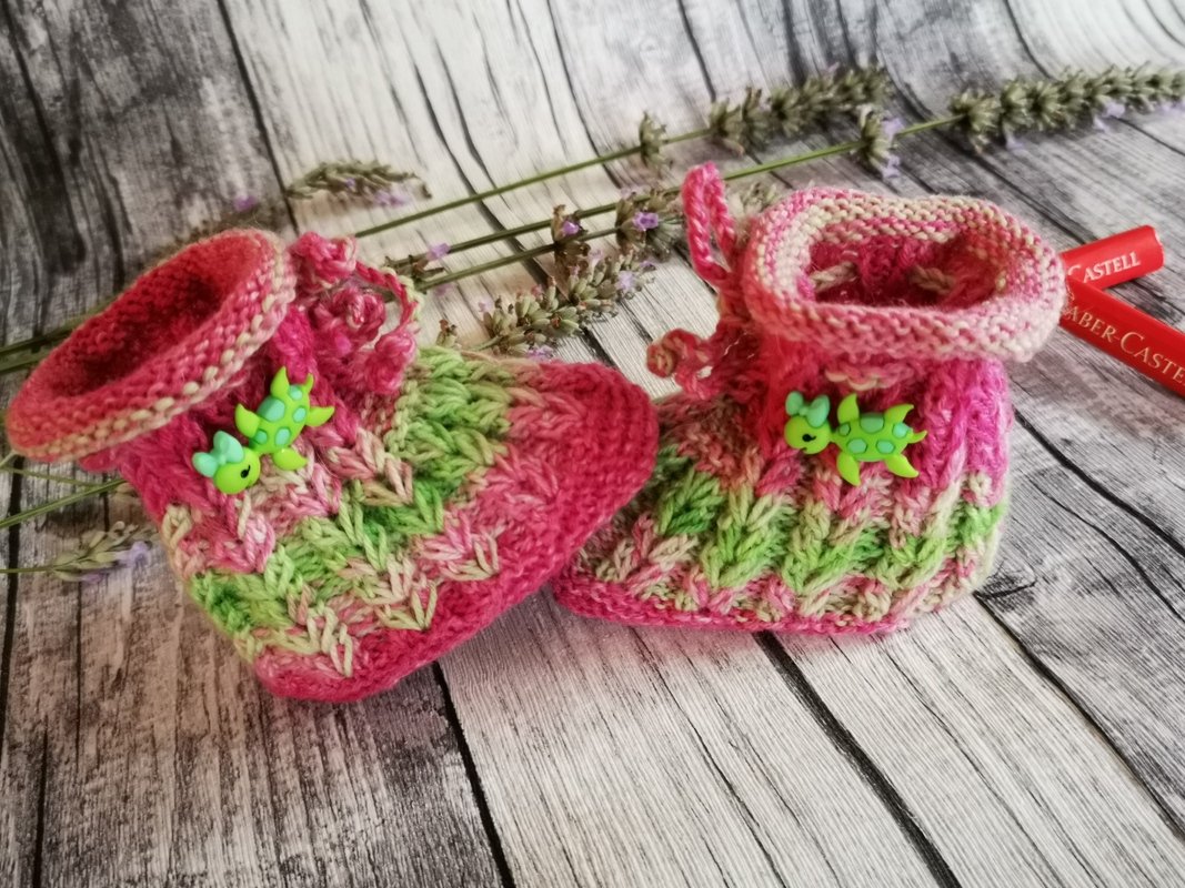 Baby- Schuhe mit Herzzopf